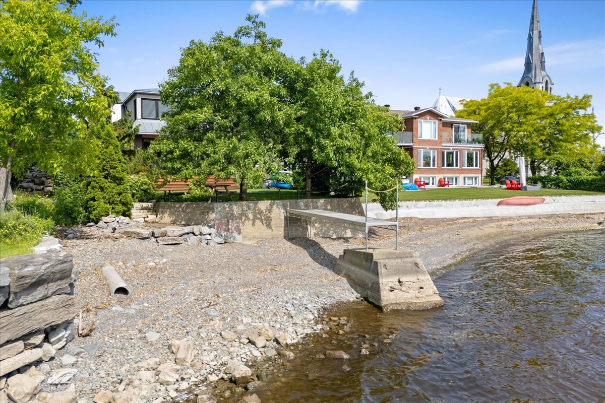 6 Av. St-Joachim  Pointe-Claire (Montréal)