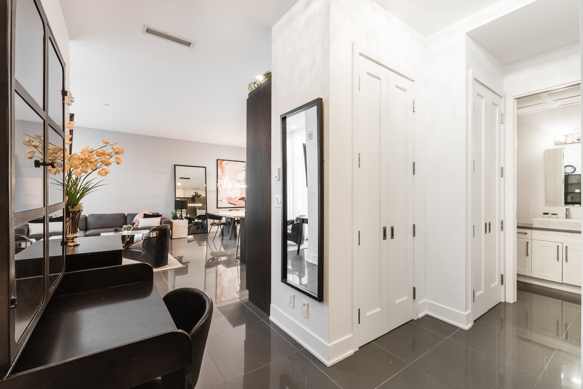 For Rent, Apartment Montréal (Ville-Marie) - picture 3