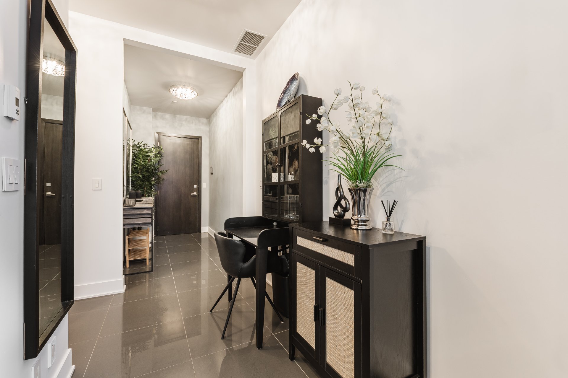 For Rent, Apartment Montréal (Ville-Marie) - picture 2