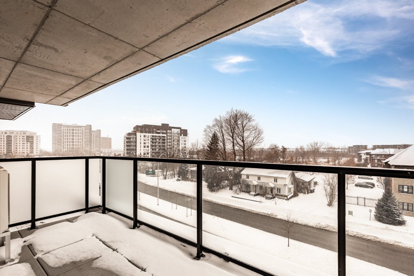 3500 Boul. St-Elzear O. #404  Laval (Chomedey) (Laval)