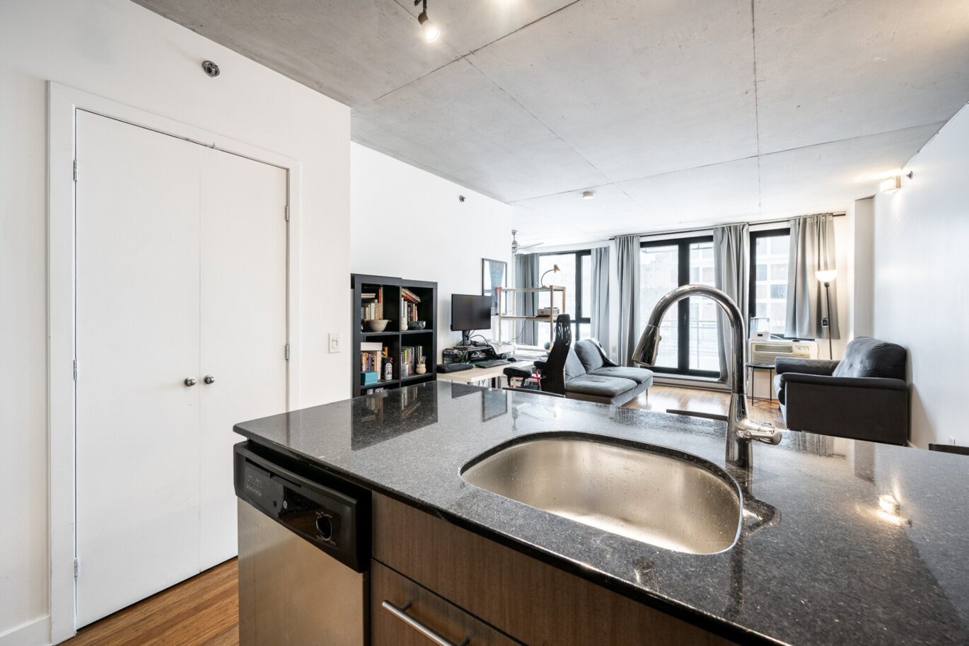 950 Rue Notre-Dame O. #305  Montréal (Le Sud-Ouest) (Montréal)