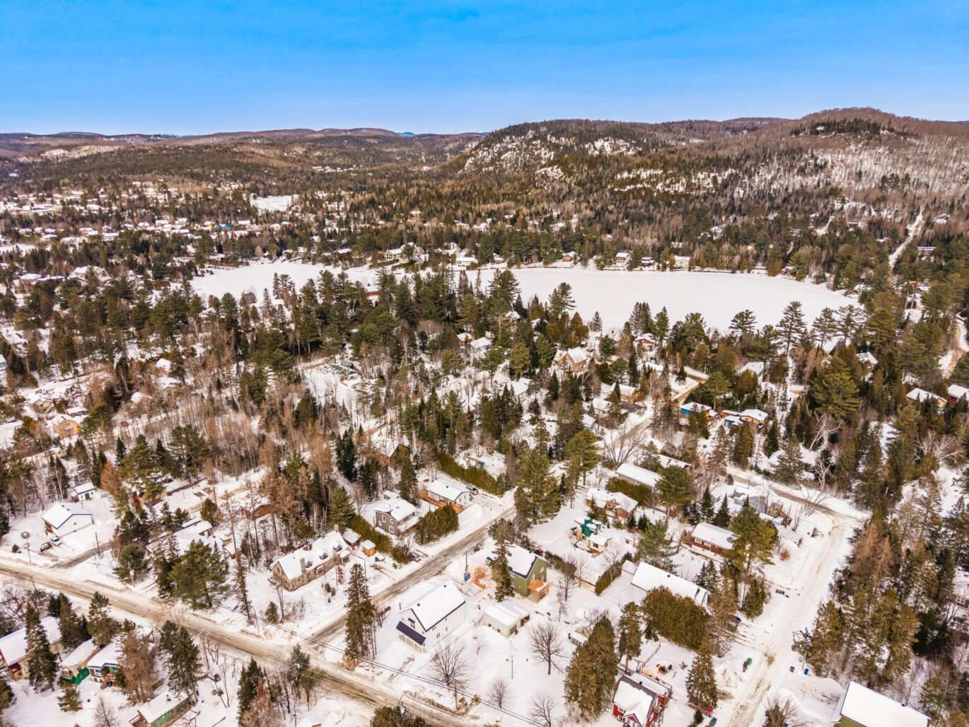 917 – 919 Ch. de la Rivière  Val-David (Laurentides)