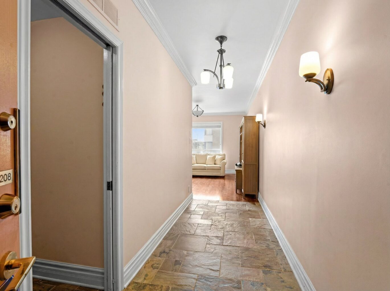 2700 Boul. de la Côte-Vertu #208  Montréal (Saint-Laurent) (Montréal)