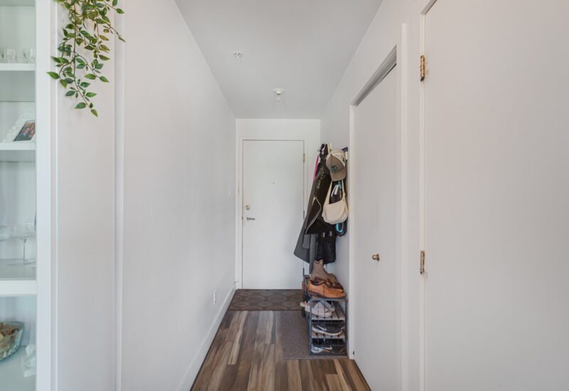 6 Av. Donegani #201  Pointe-Claire (Montréal)