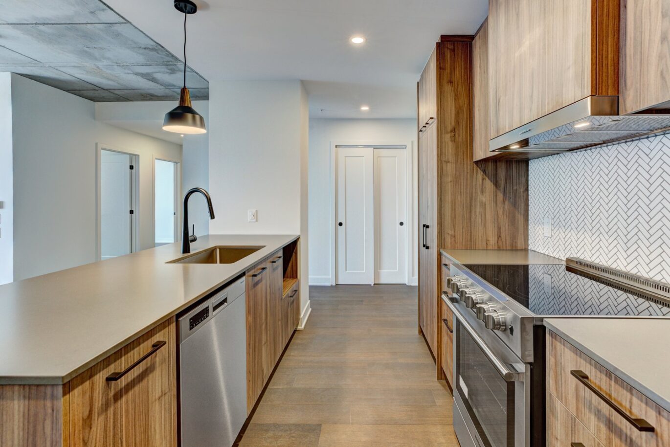 3480 Boul. St-Elzear O. #903  Laval (Chomedey) (Laval)
