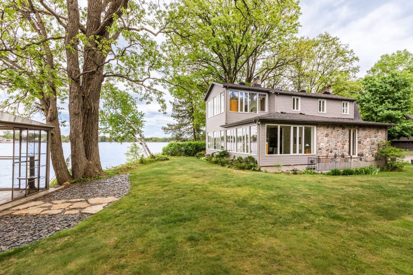 2211 Ch. du Bord-du-Lac Montréal (L’Île-Bizard/Sainte-Geneviève) (Montréal)