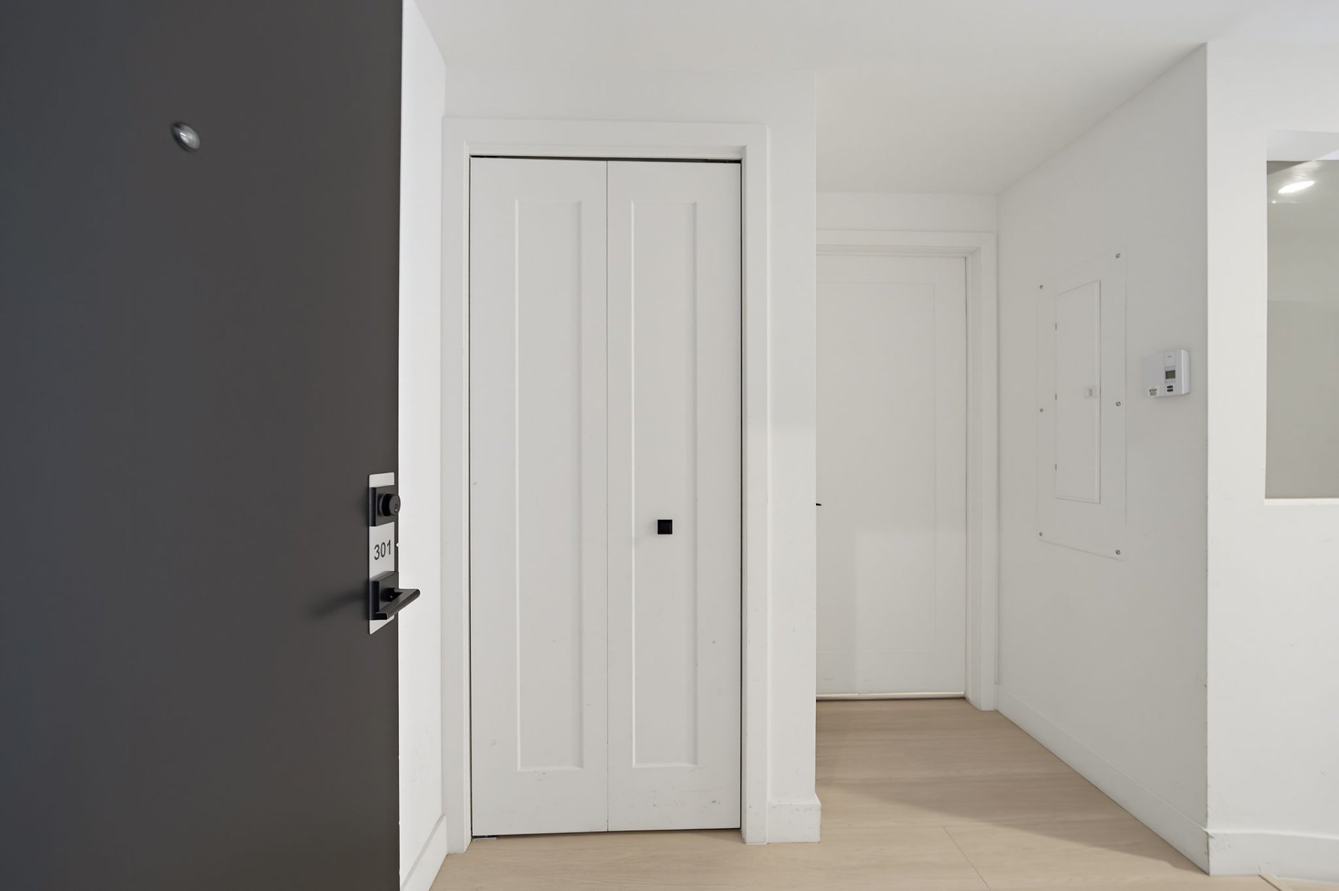 5350 Av. Victoria #201 — photo 3