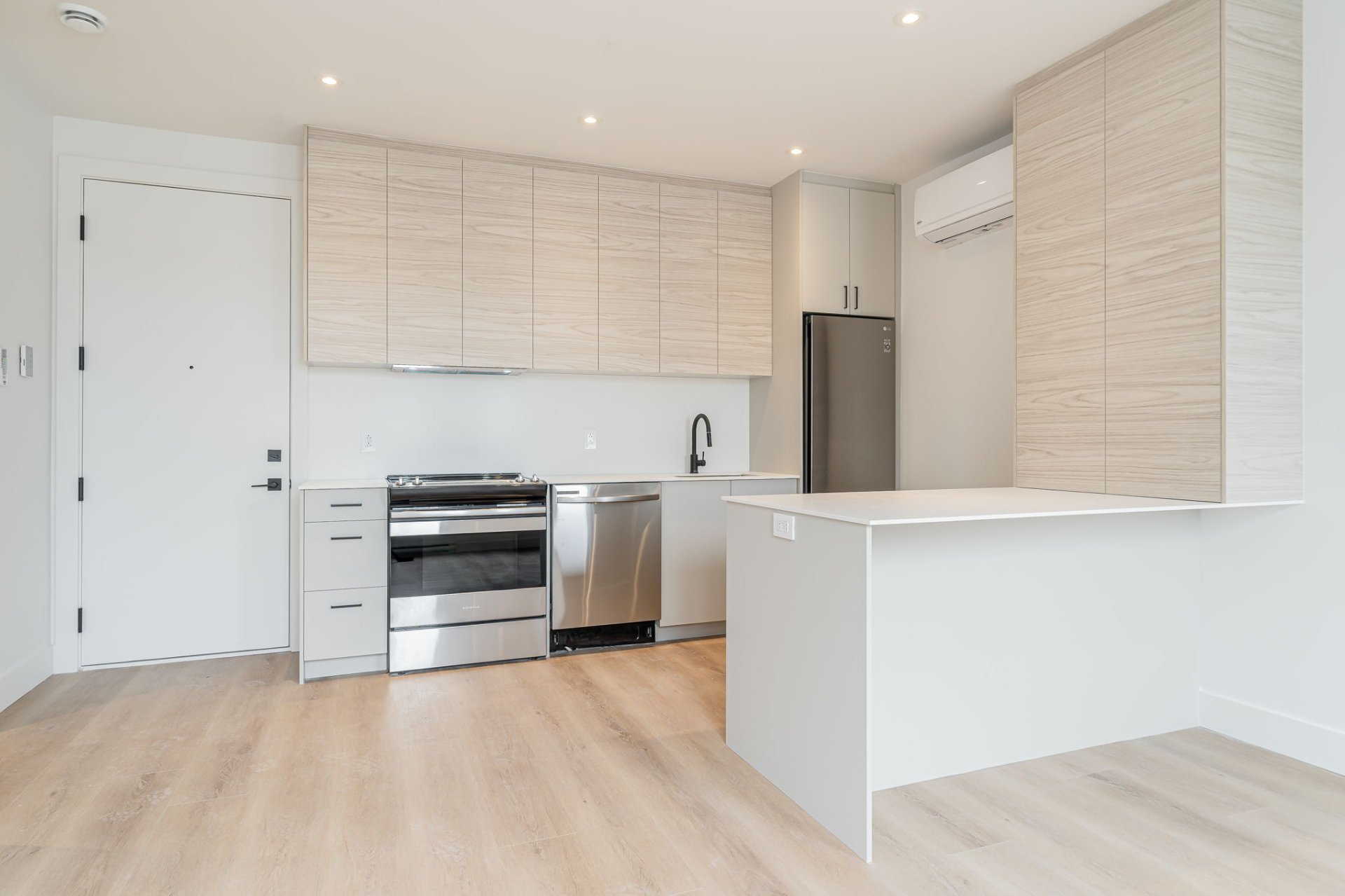 5650 Rue Hadley #302 — photo 1