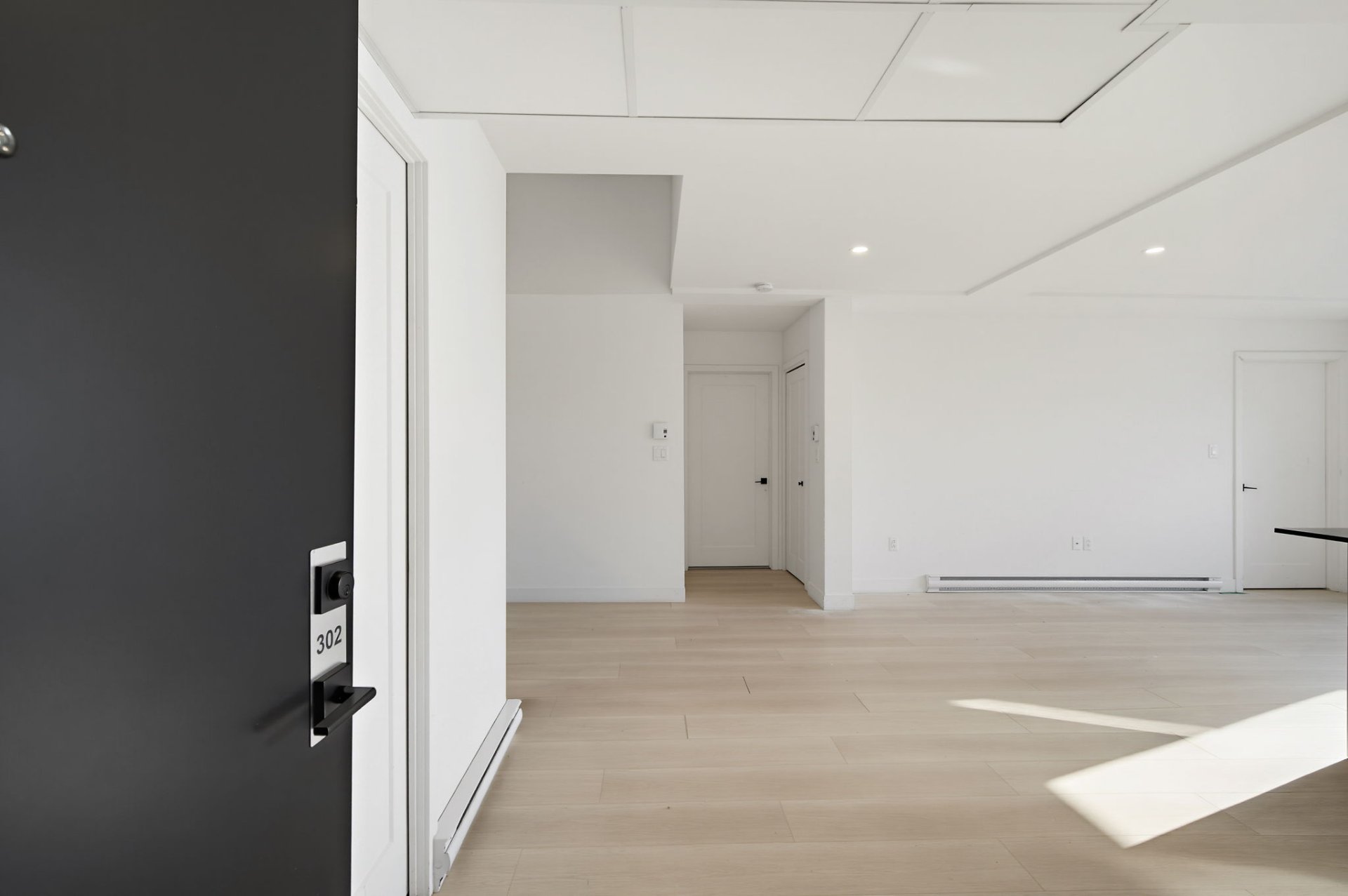 5350 Av. Victoria #302 — photo 2