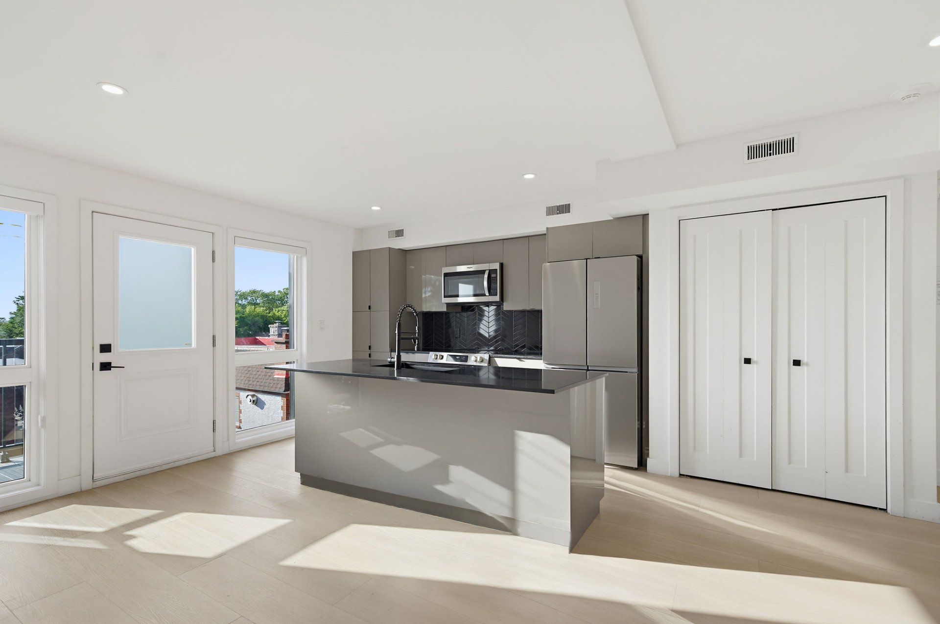 5350 Av. Victoria #302 — photo 3