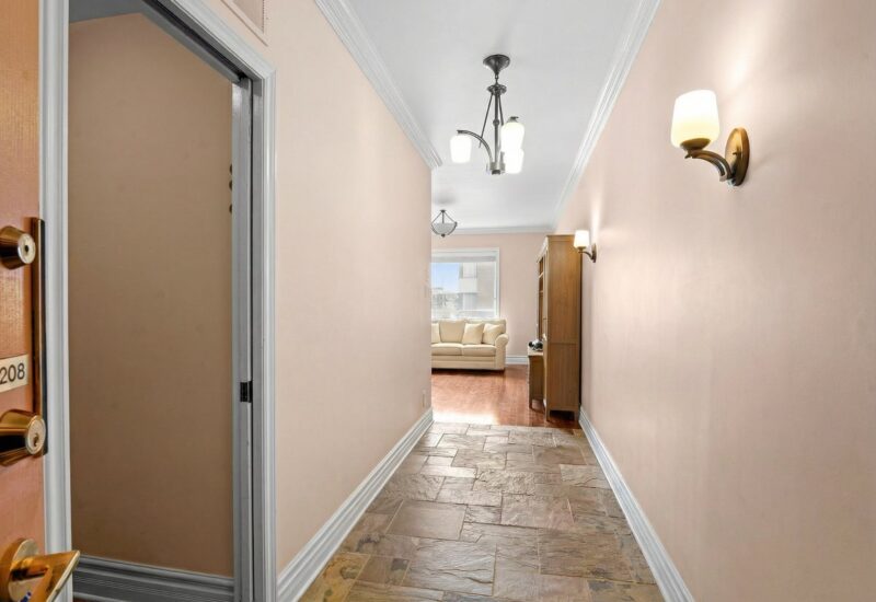 2700 Boul. de la Côte-Vertu #208 Montréal (Saint-Laurent) (Montréal)