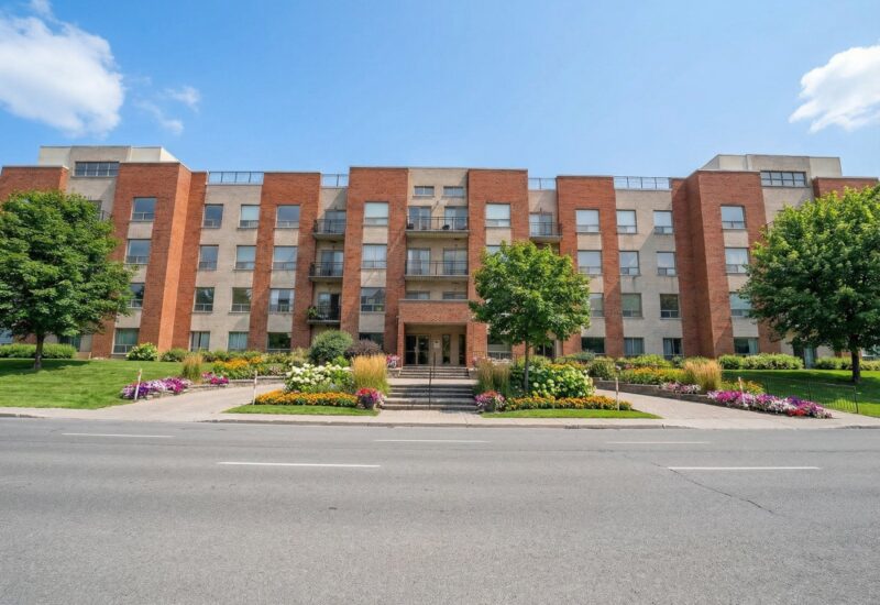 2700 Boul. de la Côte-Vertu #208 Montréal (Saint-Laurent) (Montréal)